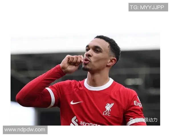 足坛巨星激情瞬间两大男人当众亲嘴震惊球迷热议不断