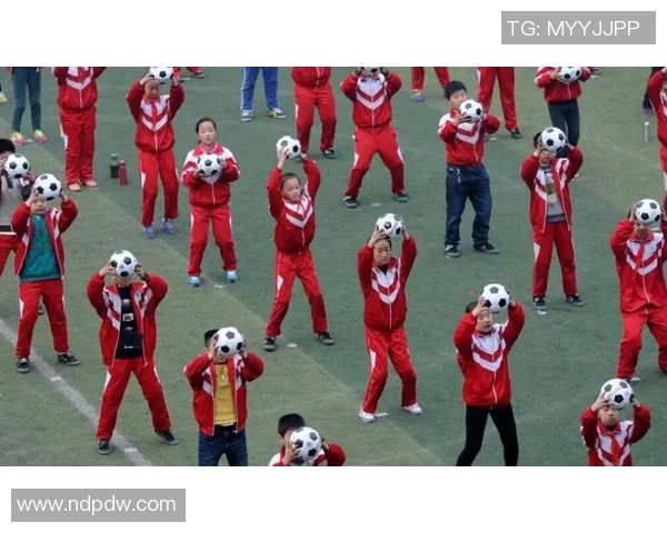 世界级足球球星空降重庆掀起球迷狂欢热潮