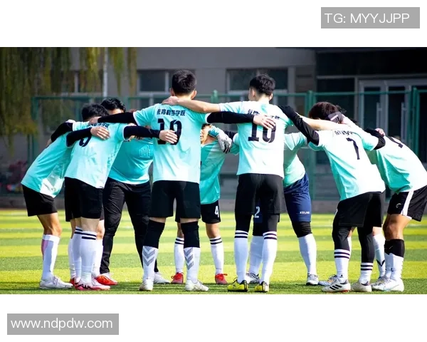 足球明星齐聚一堂精彩合影 展现团结与荣光的瞬间